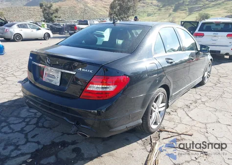 2013 Mercedes-Benz C 300 Sport 4Matic z USA, uszkodzony, nr VIN WDDGF8AB6DG131643